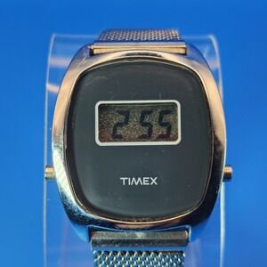 Vintage 1976 Timex 32mm Mens Digital Quartz Dress Watch SS Mesh Bracelet